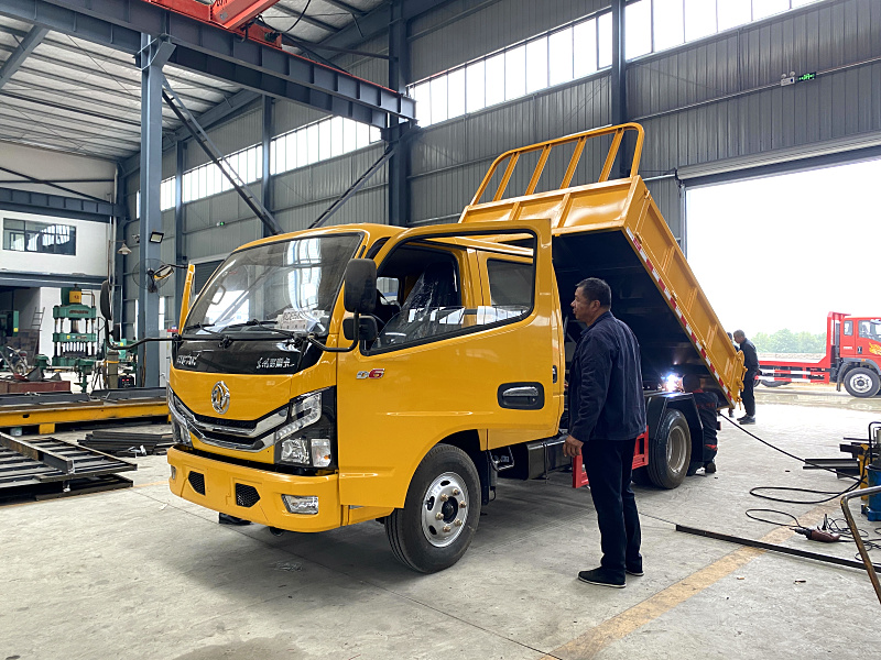 东风小多利卡5方自卸垃圾车